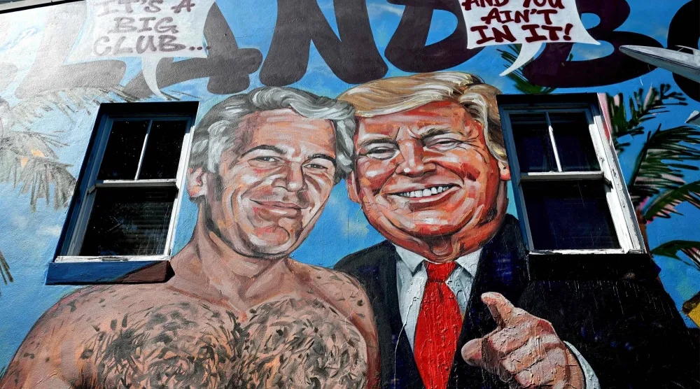 وزارة العدل الأميركية حذفت أكثر من 50 صفحة من مقابلات تتعلق بترمب من ملفاتها (أ.ف.ب)