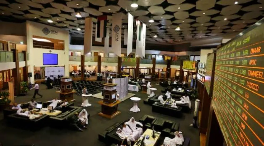 مستثمرون يتابعون شاشات الأسهم في سوق دبي المالية (أرشيفية- رويترز)