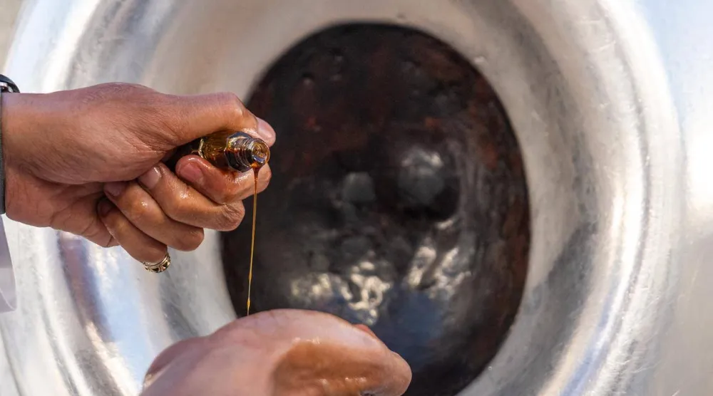 دهن العود لتطييب الحجر الأسود (الهيئة العامة للعناية بشؤون الحرمين)