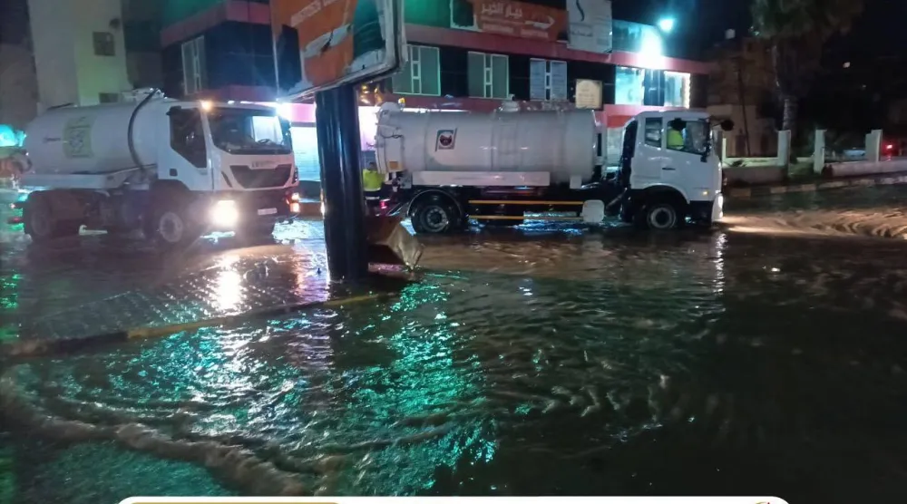 فرق الطوارئ والدعم تواصل نزح المياه من مناطق بغرب ليبيا (مركز طب الطوارئ والدعم)