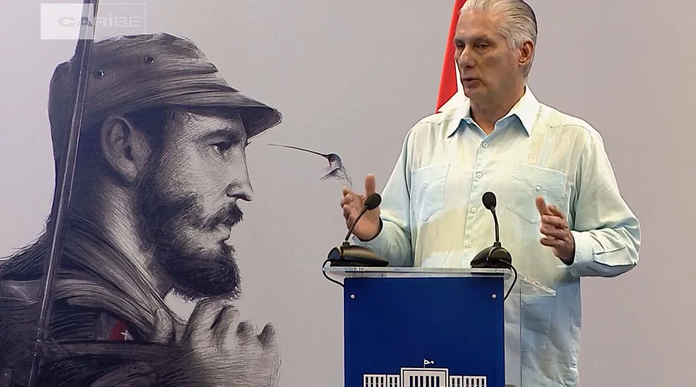 لقطة عن التلفزيون الكوبي للرئيس ميغيل دياز كانيل وبجانبه صورة للزعيم فيديل كاسترو (أ.ف.ب)