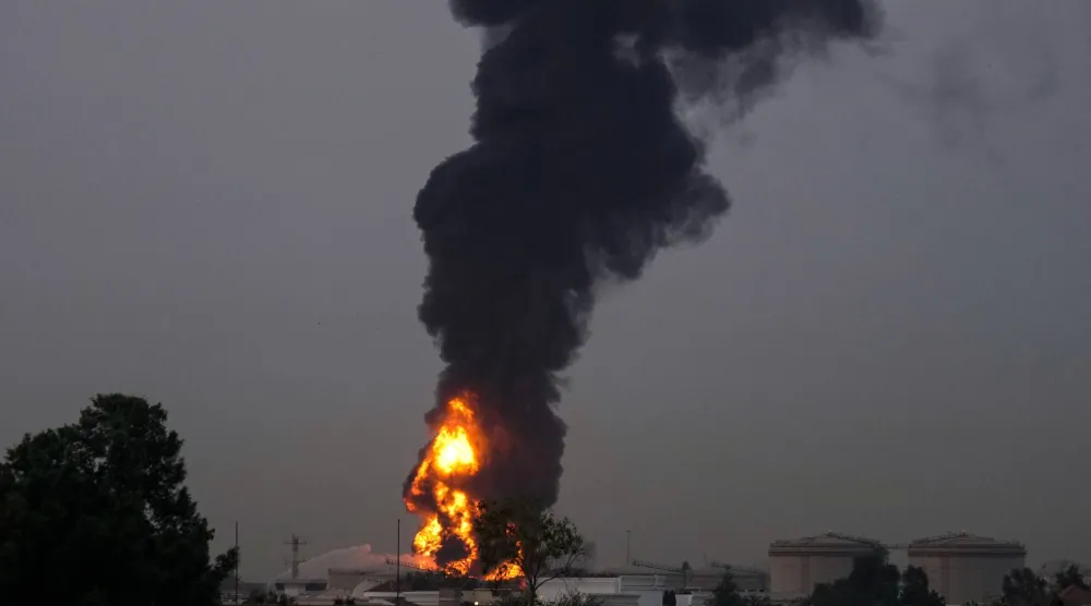 تصاعد أعمدة الدخان بعد استهداف خزان وقود بطائرة مسيّرة قرب مطار دبي الدولي في الإمارات العربية المتحدة أمس (أ.ب)