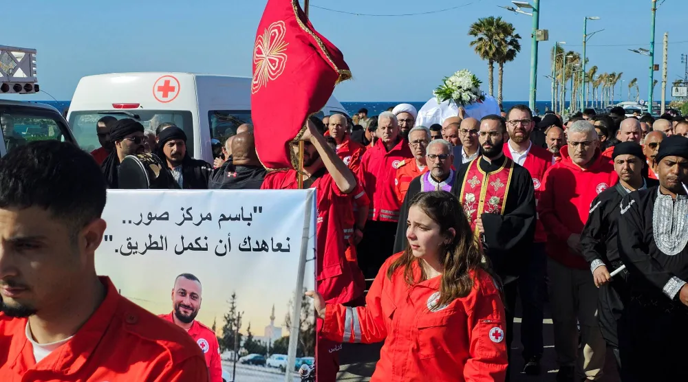 أقارب وزملاء المسعف يوسف عساف من الصليب الأحمر اللبناني يحملون نعشه خلال جنازته في مدينة صور بجنوب لبنان 11 مارس 2026 (رويترز)