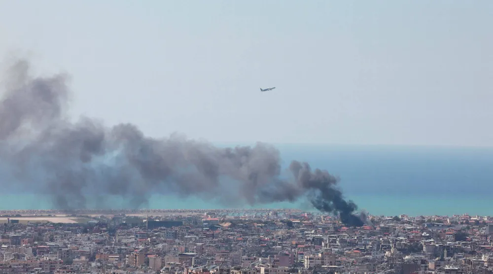 طائرة تحلق وسط تصاعد الدخان عقب غارة إسرائيلية على بيروت في 17 مارس 2026 (رويترز)
