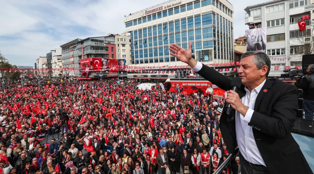 زعيم المعارضة التركية رئيس حزب «الشعب الجمهوري» أوزغور أوزيل متحدثاً أمام حشد من أنصار الحزب في مدينة أوشاك غرب تركيا السبت الماضي (حساب الحزب في إكس)