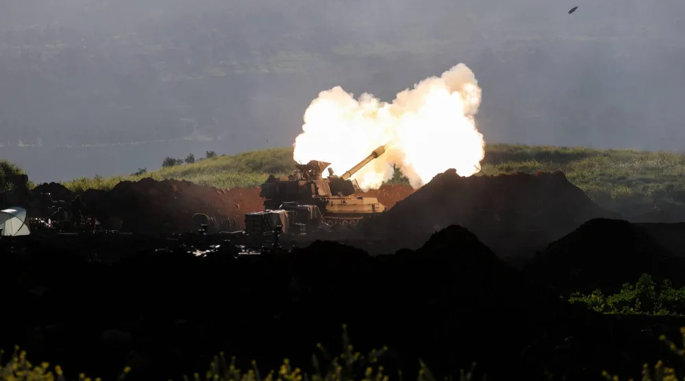 مدفعية إسرائيلية تطلق نيرانها باتجاه الأراضي اللبنانية (رويترز)