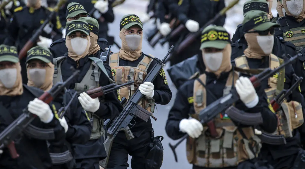 مجموعة من المقاتلين التابعين لـ«سرايا القدس» في غزة أكتوبر 2023 (إ.ب.أ)