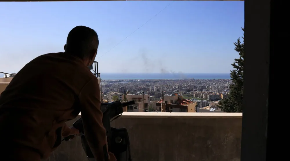 الدخان يتصاعد في ضاحية بيروت الجنوبية من جرَّاء غارات جوية إسرائيلية استهدفتها (رويترز)