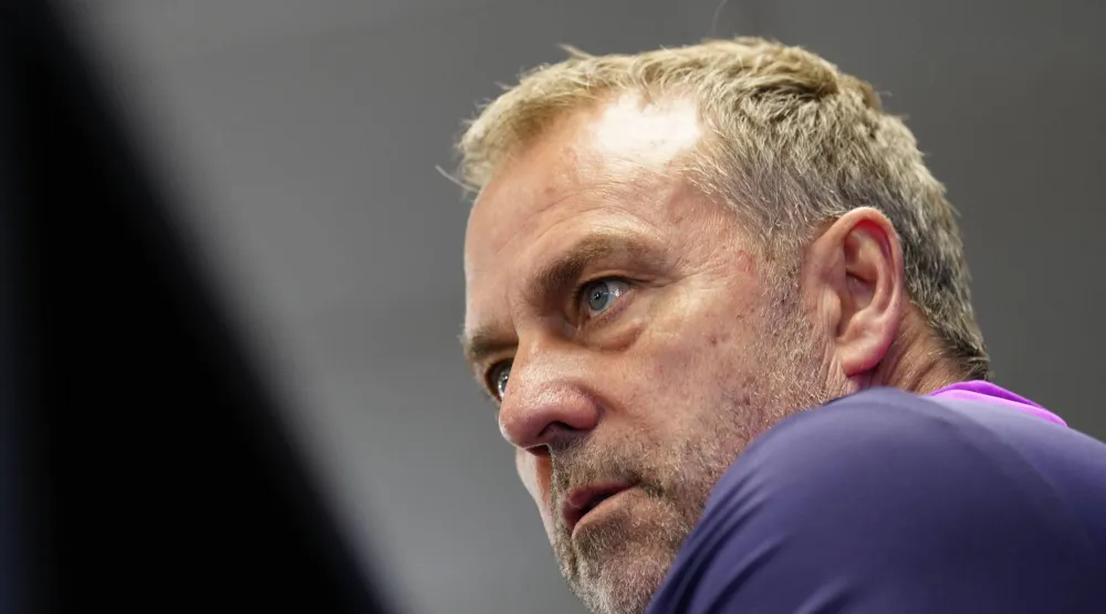 الألماني هانزي فليك مدرب برشلونة (إ.ب.أ)