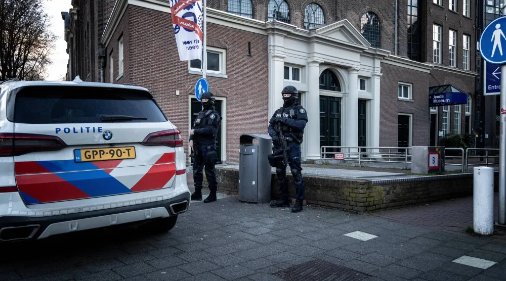 أفراد من الشرطة يحرسون المتحف اليهودي في شارع نيوي أمستلسترات في أمستردام بهولندا 14 مارس 2026 (إ.ب.أ) 