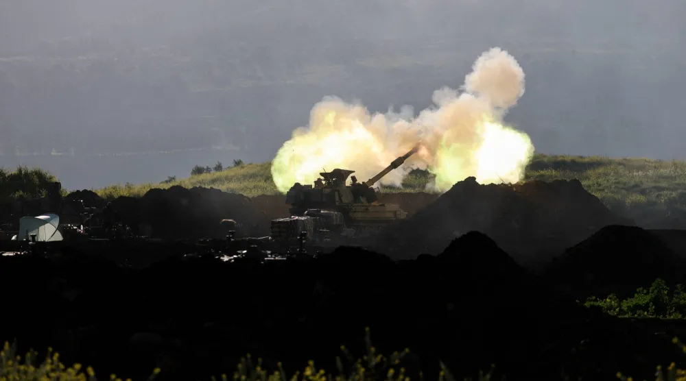 مدفعية إسرائيلية تطلق النار باتجاه لبنان (رويترز)