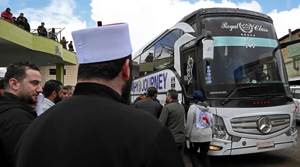 حافلة تقل سجناء خلال مراسم تبادل أسرى بين السلطات السورية ومقاتلين دروز في السويداء 26 فبراير (أ.ف.ب)