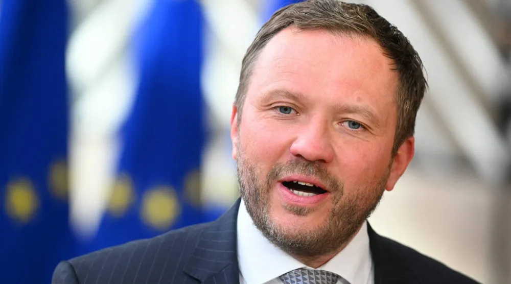 وزير خارجية إستونيا مارغوس تساكنا يتحدث إلى وسائل الإعلام لدى وصوله إلى اجتماع مجلس الشؤون الخارجية لمناقشة الحرب الروسية ضد أوكرانيا والوضع في الشرق الأوسط... بروكسل 16 مارس 2026 (أ.ف.ب) 