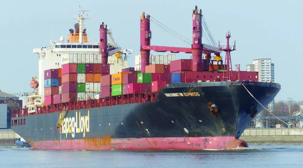 سفينة الحاويات «سورس بليسنغ» التي أصيبت بمقذوفات أصابتها بالقرب من مضيق هرمز راسية في هامبورغ (رويترز) 