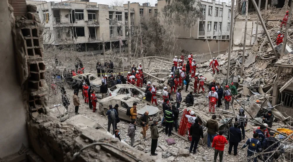 أفراد من الطوارئ يعملون في موقع غارة على مبنى في طهران 16 مارس 2026 (رويترز) 