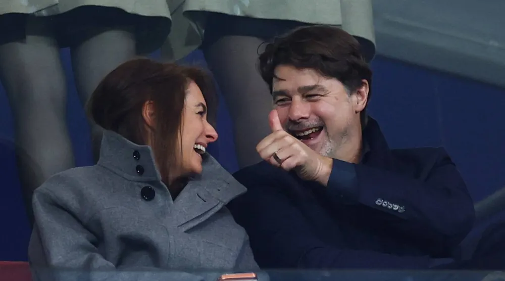 الأرجنتيني ماوريسيو بوكيتينو مدرب المنتخب الأميركي وزوجته (رويترز)