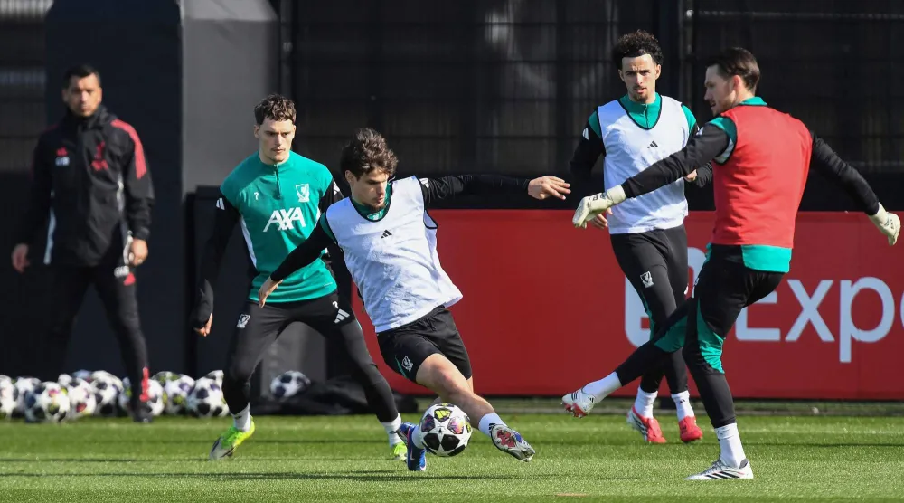 لاعبو ليفربول متحفزون في التدريب قبل موقعة غلاطة سراي الحاسمة (ا ف ب)