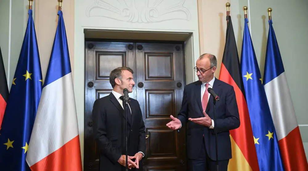 المستشار الألماني فريدريش ميرتس والرئيس الفرنسي إيمانويل ماكرون يحضران مؤتمراً صحافياً في برلين ألمانيا 23 يوليو 2025 (رويترز)