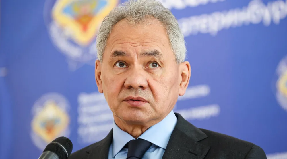 سيرغي شويغو سكرتير مجلس الأمن الروسي يتحدث إلى وسائل الإعلام خلال اجتماع في مقر حكومة منطقة سفيردلوفسك الروسية في 17 مارس 2026 بمدينة يكاترينبرغ (د.ب.أ) 