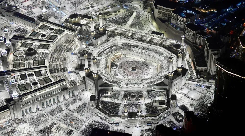 شهد المسجد الحرام ليلة التاسع والعشرين حضوراً كثيفاً لقاصديه من المعتمرين والمصلين لأداء صلاة العشاء والتراويح وختم القرآن الكريم (واس)