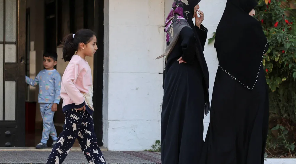 لبنانيون نازحون من إحدى قرى الجنوب إلى مدرسة في صور (رويترز)