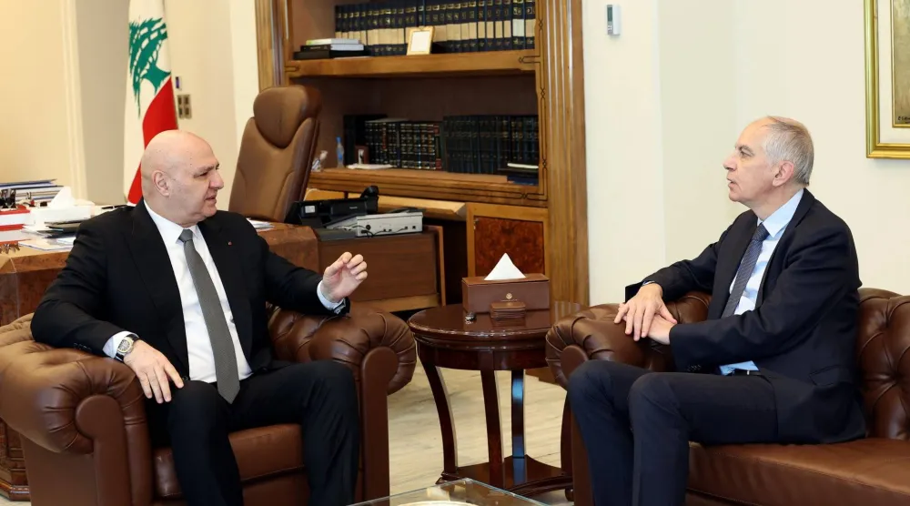 الرئيس اللبناني جوزيف عون يستضيف السفير الفرنسي هيرفيه ماغرو في قصر بعبدا (الرئاسة اللبنانية)