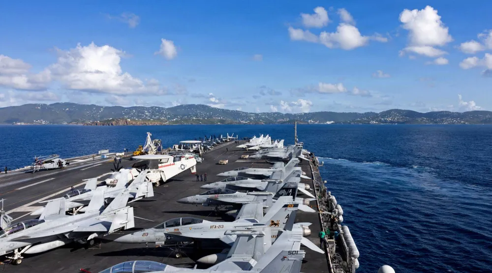 حاملة الطائرات الكبرى في العالم «جيرالد فورد» تصل إلى سانت توماس في فيرجن آيلاندز الأميركية 1 ديسمبر 2025 (رويترز)
