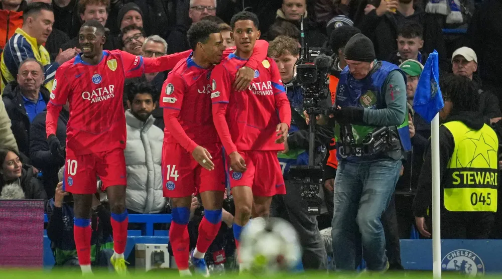 احتفالية لاعبي باريس سان جيرمان بالفوز الكبير على تشيلسي (أ.ب)