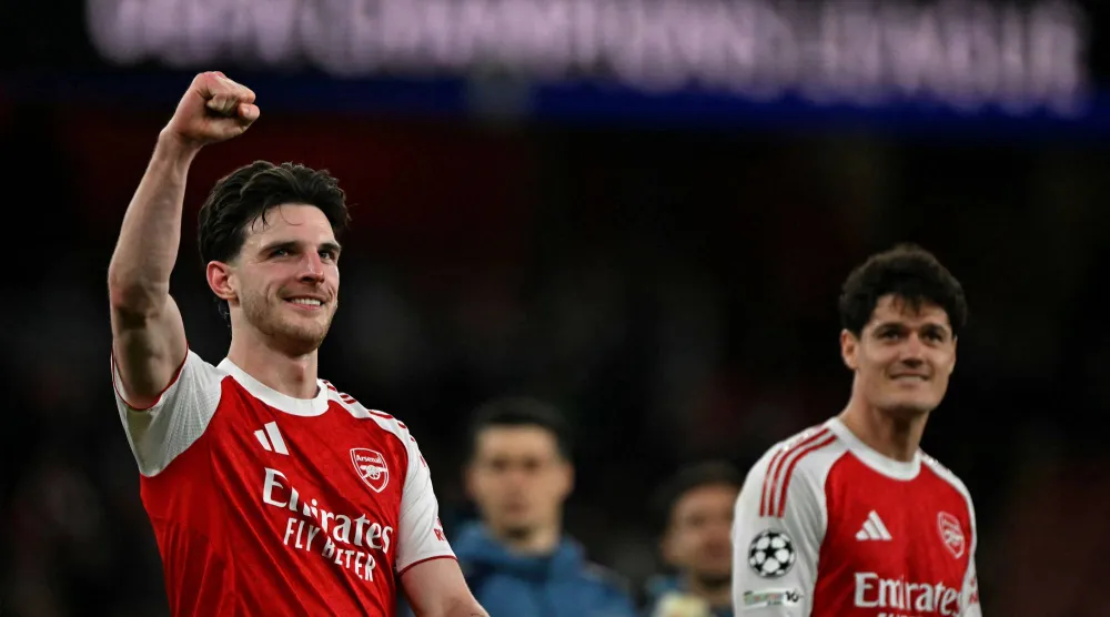 ديكلان رايس "يسار" يحتفل بهدفه الثاني في مرمى ليفركوزن (أ.ف.ب)