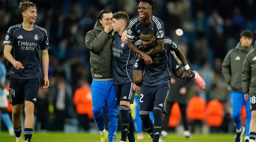 فرحة لاعبي ريال مدريد بالفوز على مان سيتي والتأهل (أ.ب)