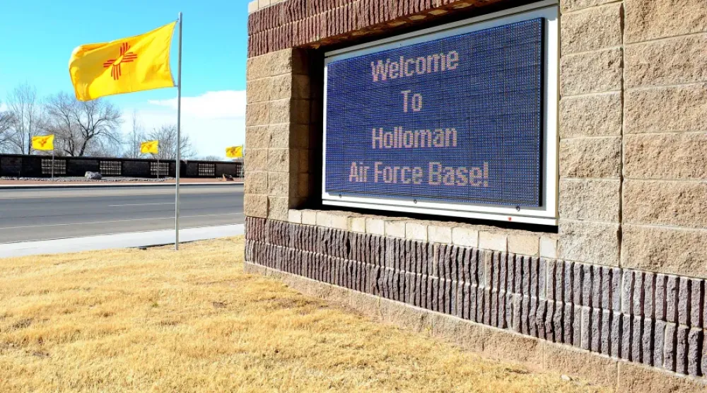 أرشيفية لمدخل قاعدة «هولومان» الجوية بالقرب من ألاموجوردو (القوات الجوية الأميركية)