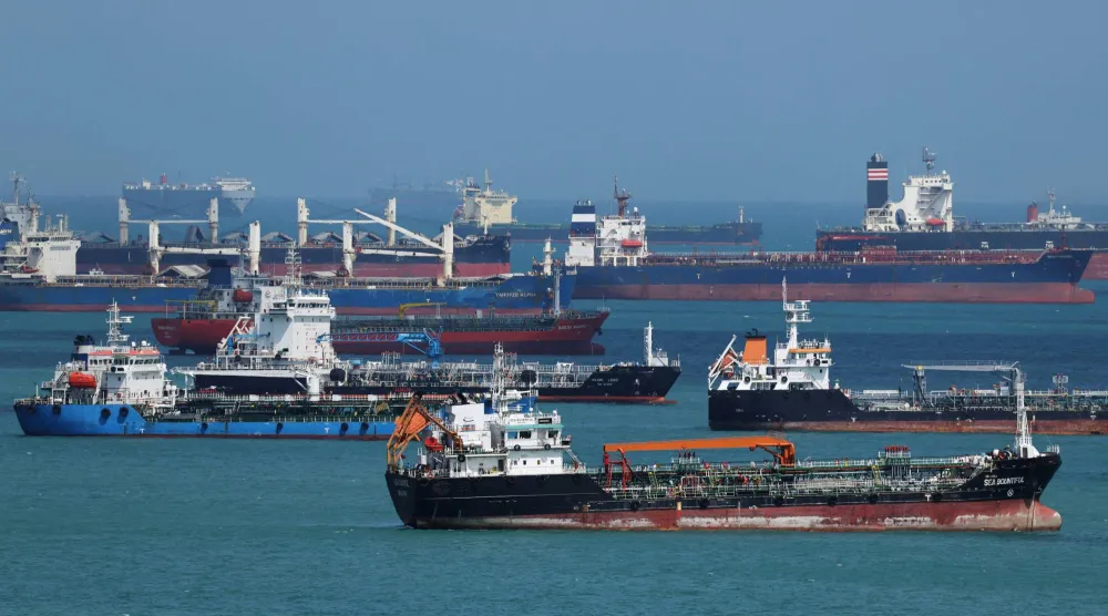 ناقلات نفط في مضيق سنغافورة (رويترز)