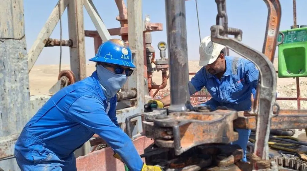 فنيون يشرفون على عملية استخراج النفط من حقل عراقي (وزارة النفط العراقية)