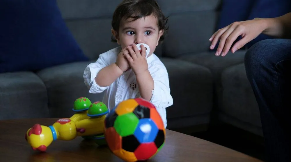 طفل يلهو بألعابه في أحد منازل بيروت عام 2021 (أرشيفية - رويترز)