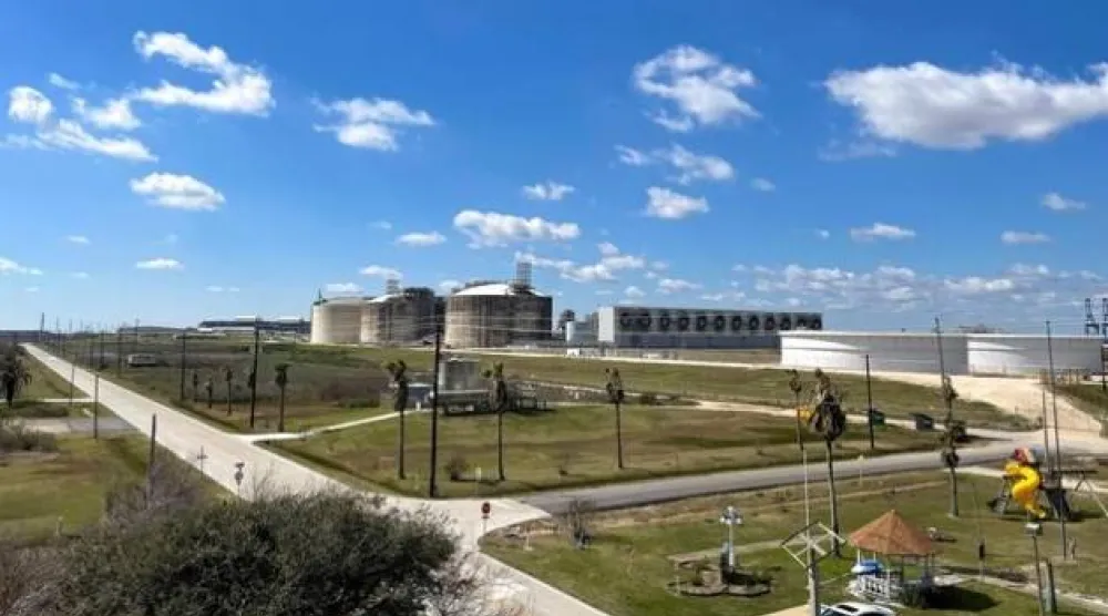 خزانات ووحدات تبريد الغاز في «فري بورت» ثاني أكبر مصدر أميركي للغاز الطبيعي المسال بتكساس (رويترز)