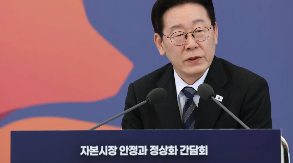 لي جاي ميونغ يراجع إصلاحات واستقرار أسواق رأس المال في سيول 18 مارس 2026 (إ.ب.أ)