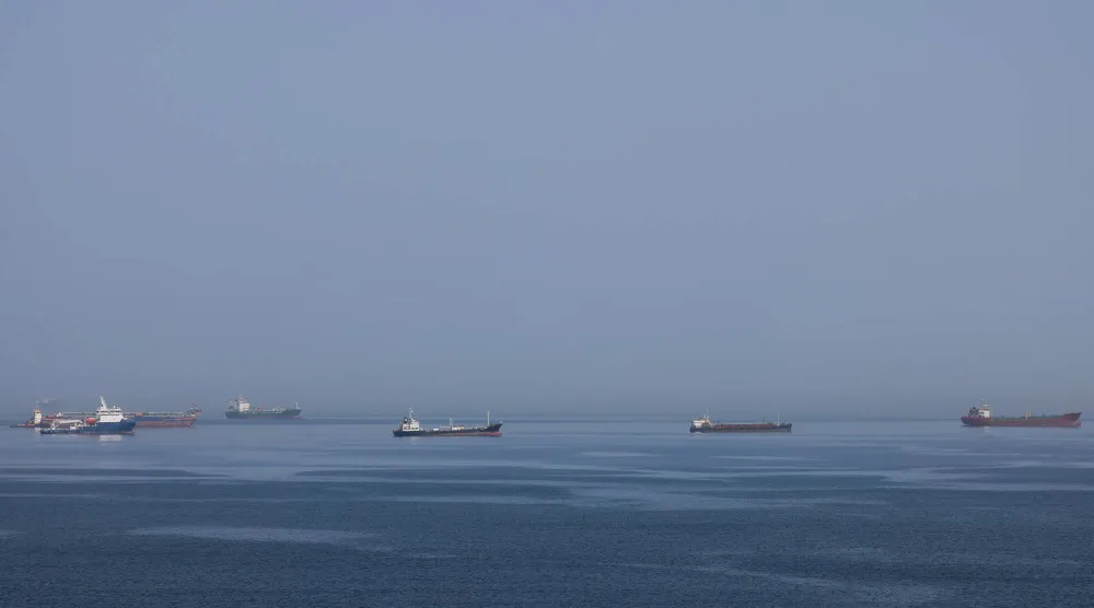 سفن راسية قبالة ميناء السلطان قابوس في مسقط بعُمان (رويترز)