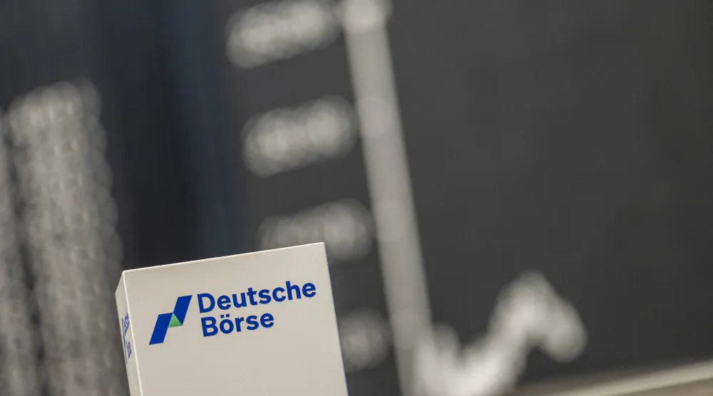 مؤشر الأسهم الألماني «داكس» على شاشة كبيرة في قاعة التداول ببورصة فرانكفورت (د.ب.أ)