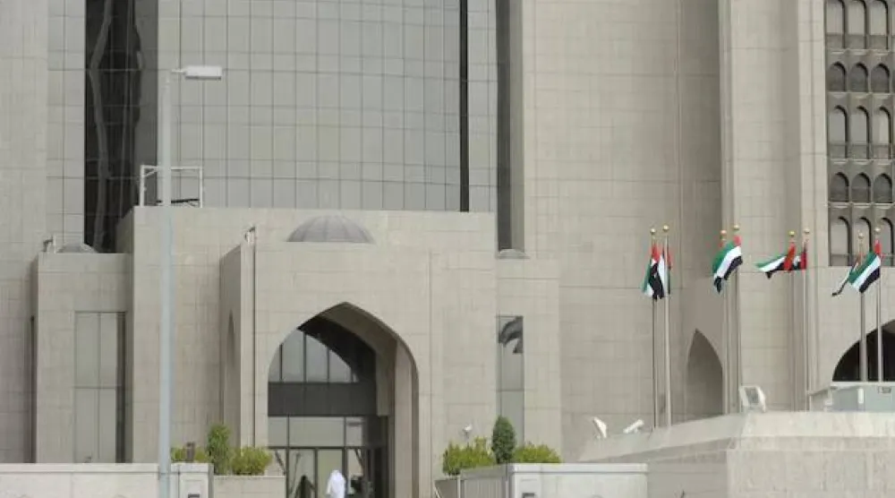 رجل يدخل مصرف الإمارات العربية المتحدة المركزي في أبوظبي (أرشيفية - رويترز)