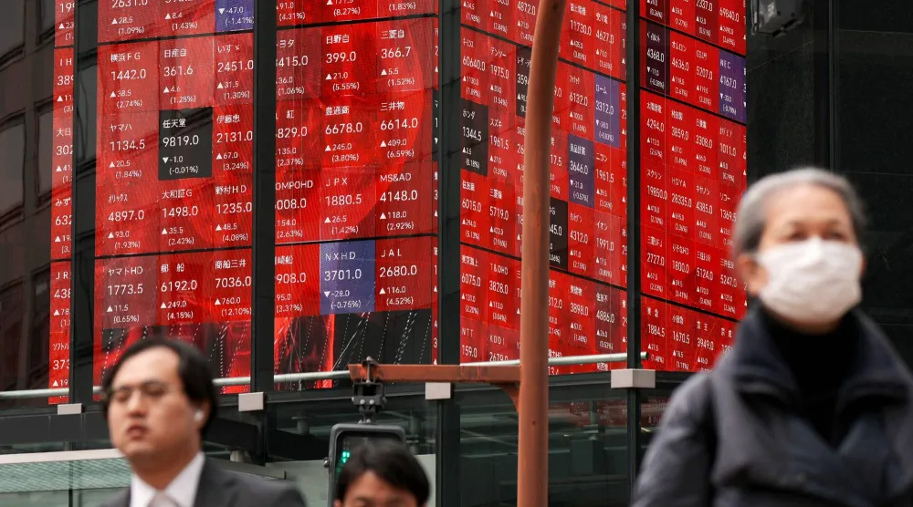 شاشة تعرض حركة الأسهم في وسط العاصمة اليابانية طوكيو (أ.ف.ب)