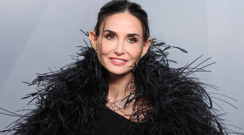 النجمة ديمي مور في حفل «فانيتي فير» الأخير بوجه نحتته إجراءات تجميلية وجسد نحيل (أ.ف.ب)