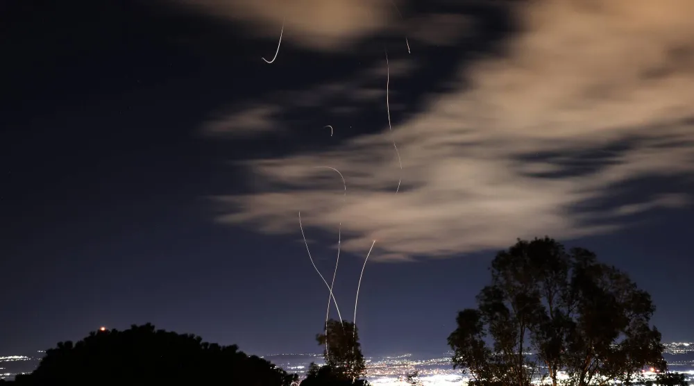 اعتراض نظام القبة الحديدية الإسرائيلي لصاروخ إيراني فوق منطقة خليج حيفا بإسرائيل في 28 فبراير (أرشيفية - إ.ب.أ)