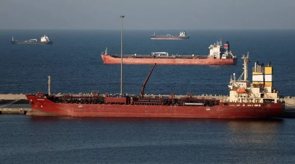 ناقلة نفط راسية في مسقط بعد تعطل حركة الملاحة في مضيق هرمز (رويترز)