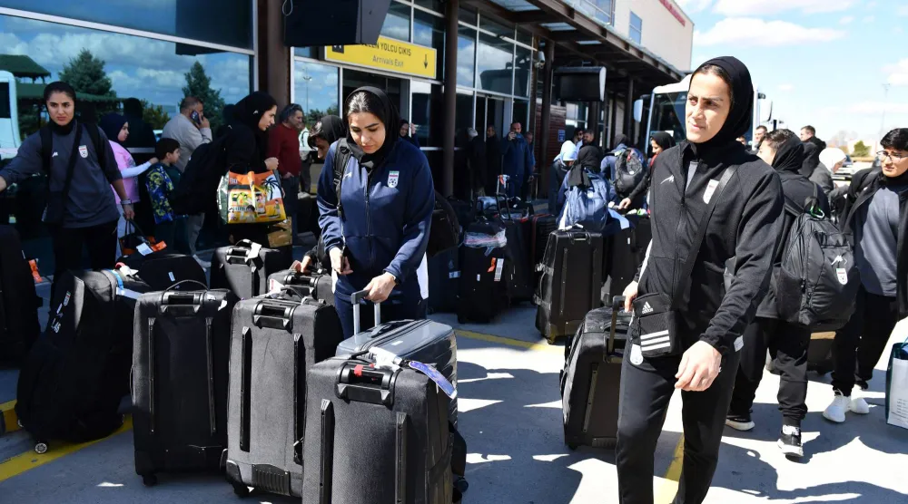 لاعبات منتخب إيران لحظة وصولهن إلى إسطنبول (أ.ف.ب)