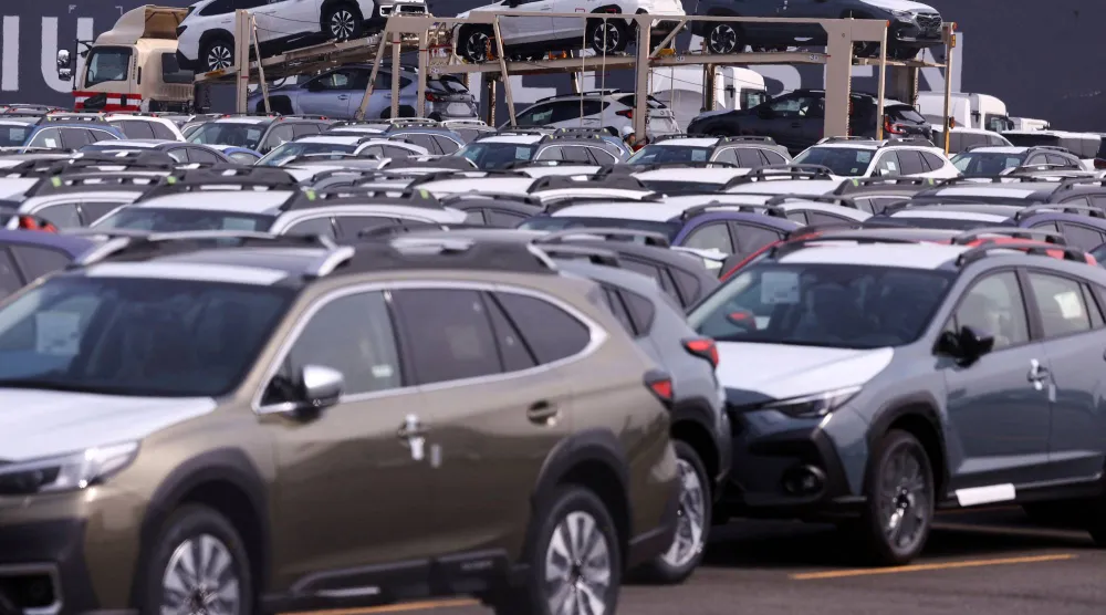 سيارات في طريقها للتصدير بميناء يوكوهاما جنوب العاصمة اليابانية طوكيو (رويترز)