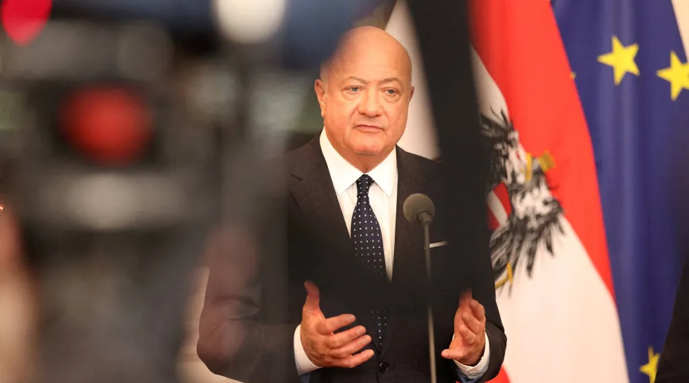 المستشار النمساوي كريستيان ستوكر يشارك في مؤتمر صحافي بفيينا (رويترز)