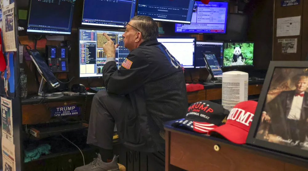 يعمل أحد المتداولين في قاعة بورصة نيويورك (إ.ب.أ)