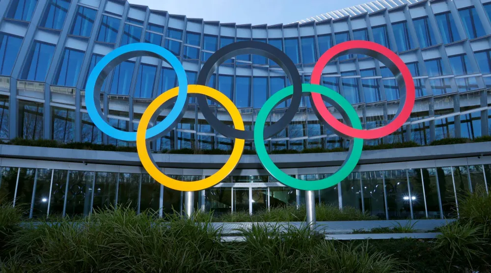 اللجنة الأولمبية الدولية قالت إنها لم تتخذ قرارها بعد (رويترز)