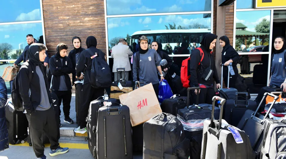 لاعبات إيران لحظة الوصول إلى حدود البلاد (رويترز)