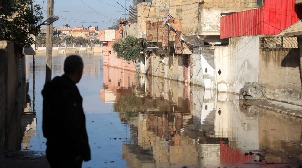 أمطار غزيرة تغرق شوارع الحسكة شمال شرقي سوريا أمس (رويترز)
